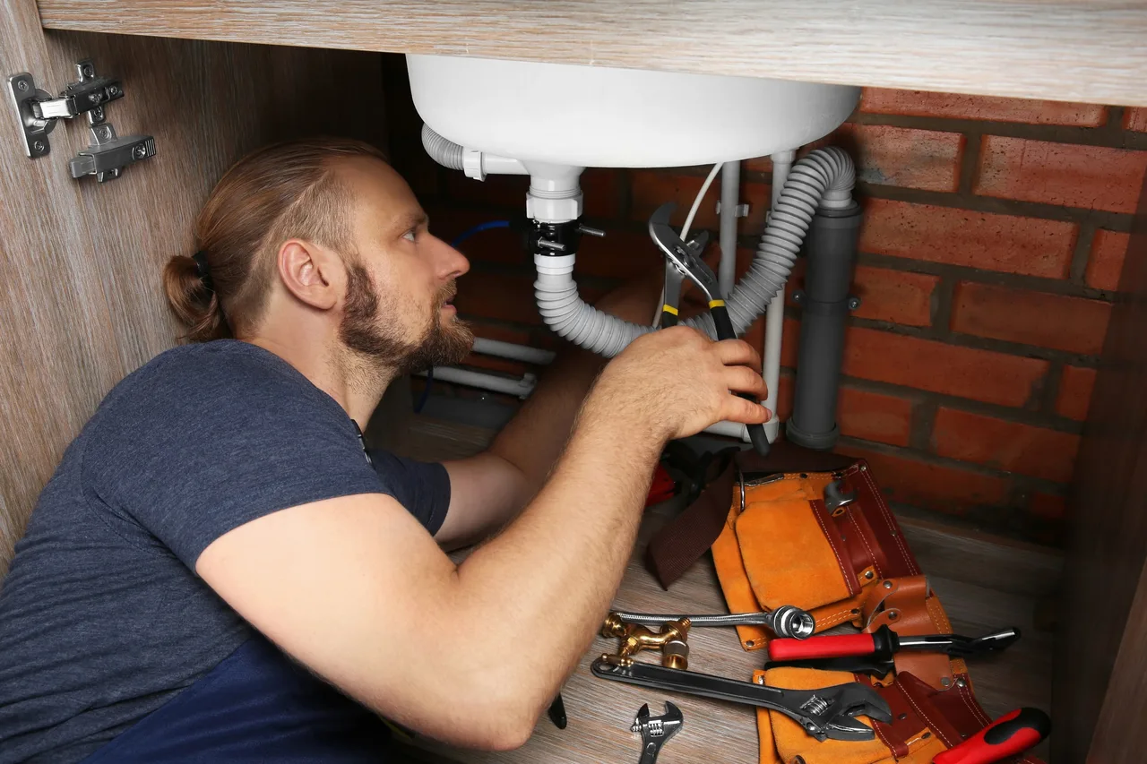 Raccordement des évacuations d'une salle de bains rénovée en Essonne
